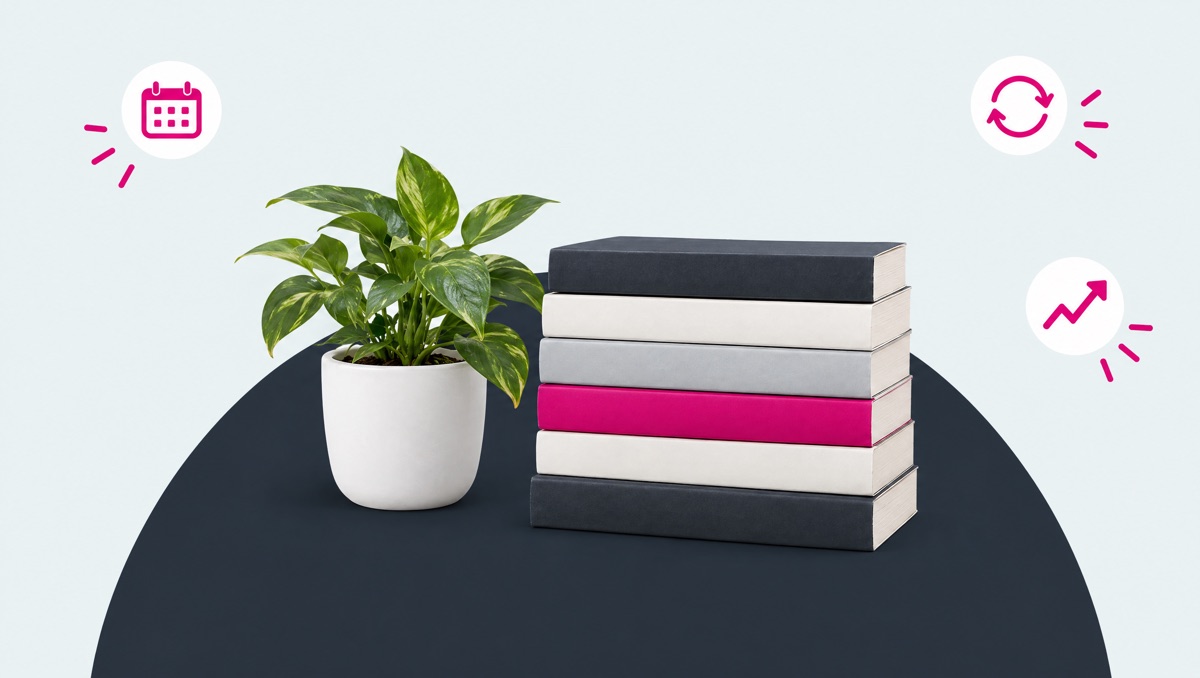 Stapel von Büchern auf einem Schreibtisch als Symbol für die kontinuierliche Arbeit am eigenen Autorenkatalog