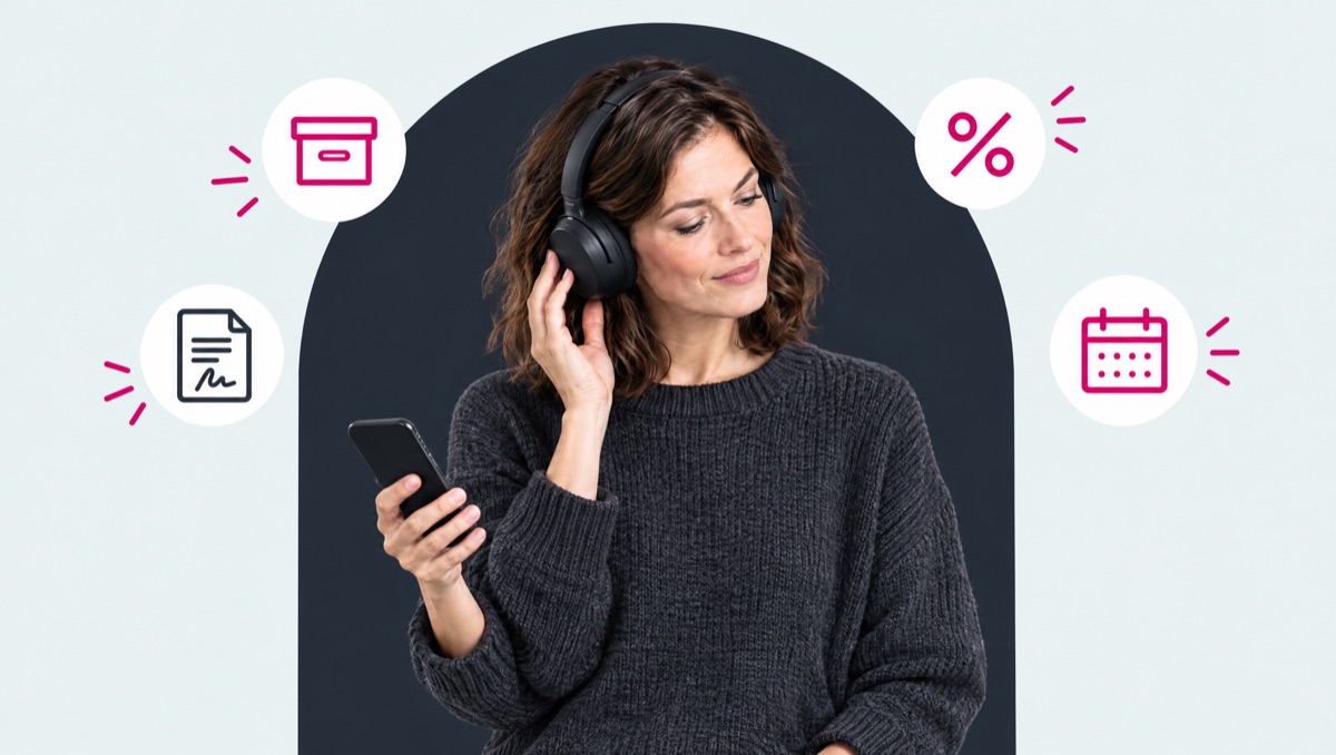 Eine Frau mit großen Kopfhörern hört ein Hörbuch und hält ein Smartphone in der Hand. Um sie herum Symbole für Archiv, Prozentsatz, Vertrag und Kalender.