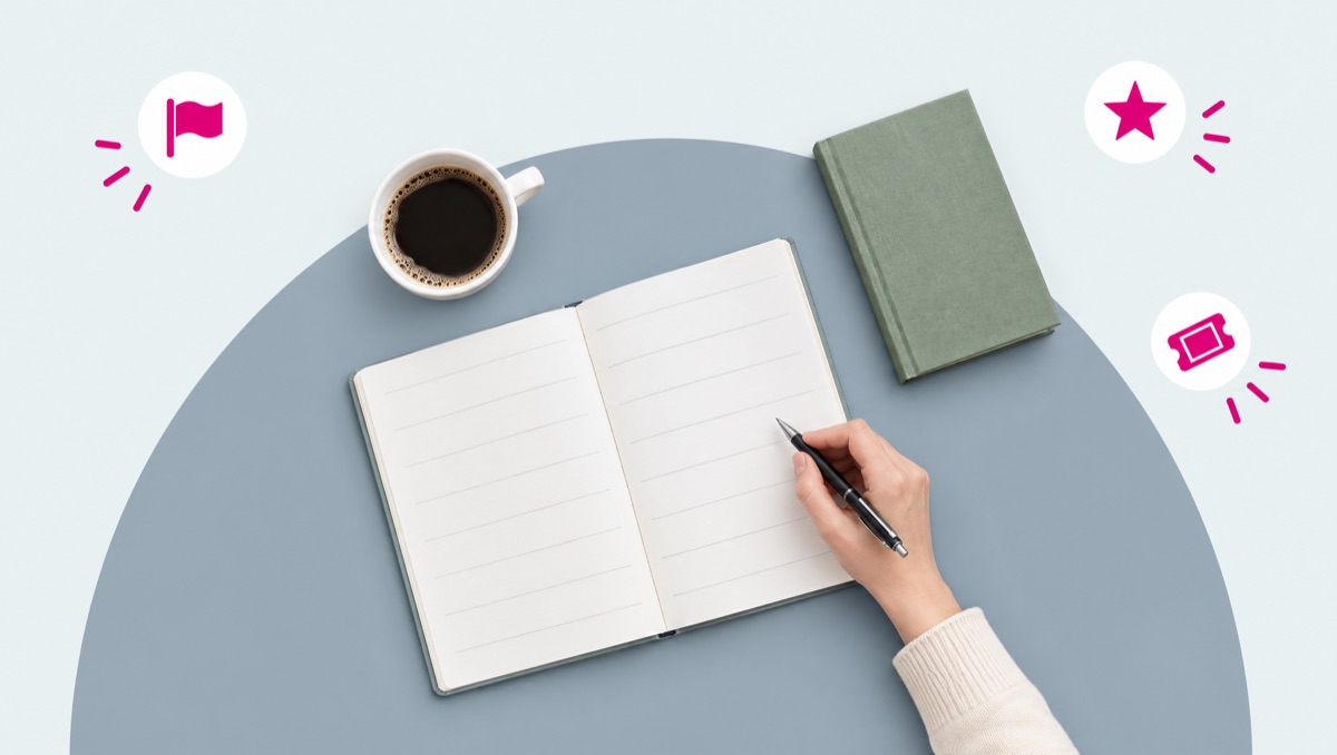 Blick von oben auf einen Tisch: ein aufgeschlagener Kalender, eine Hand mit Stift, eine Tasse und ein Buch. Daneben Symbole für Fähnchen, Stern und Eintrittskarte.